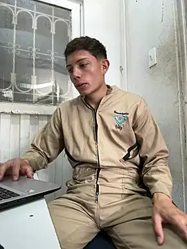 Snapshot of santiObrero chatting on 07.18.26 santiObrero online show from 07.18.26