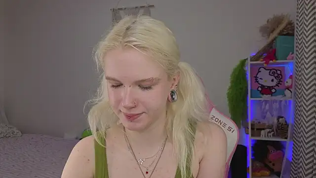 Snapshot of Mia_WaterFall chatting on 04.22.26 Mia WaterFall online show from 04.22.26