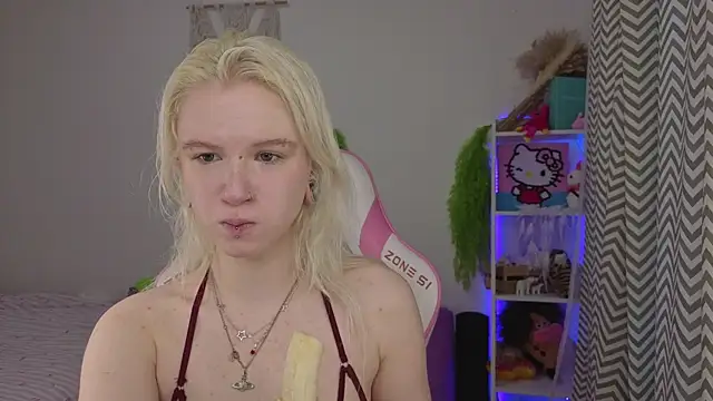 Snapshot of Mia_WaterFall chatting on 04.23.26 Mia WaterFall online show from 04.23.26