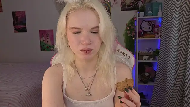 Snapshot of Mia_WaterFall chatting on 05.19.26 Mia WaterFall online show from 05.19.26