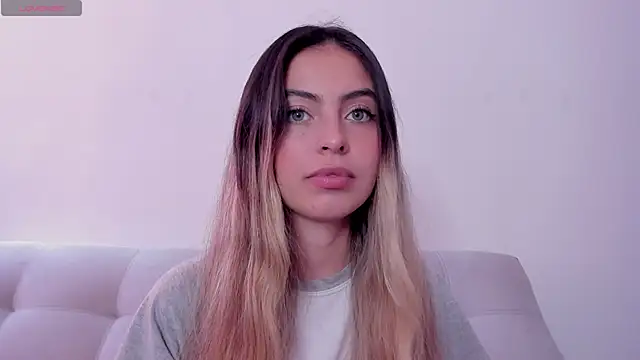 Snapshot of Fernanda_aaaa chatting on 06.16.26 Fernanda aaaa online show from 06.16.26