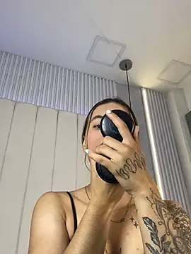 Snapshot of JuliaColemann chatting on 04.19.26 JuliaColemann online show from 04.19.26