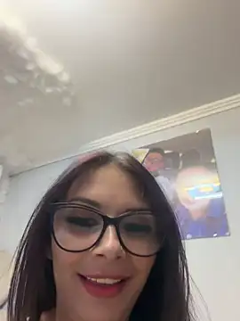 Snapshot of HiddendesireXO01 chatting on 06.27.26 HiddendesireXO01 online show from 06.27.26
