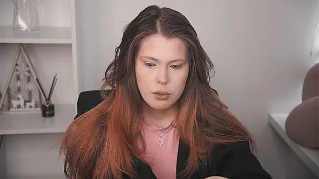 Snapshot of MarnieWootan chatting on 02.25.26 MarnieWootan online show from 02.25.26