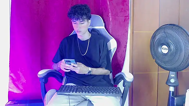 Snapshot of Johnny_cagee_ chatting on 02.07.26 Johnny cagee online show from 02.07.26