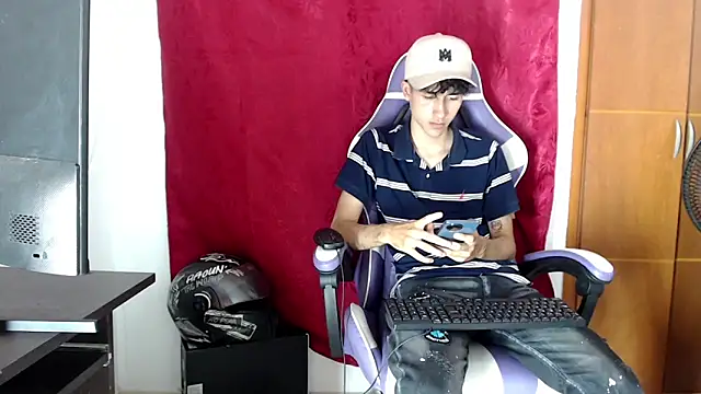 Snapshot of Johnny_cagee_ chatting on 03.01.26 Johnny cagee online show from 03.01.26