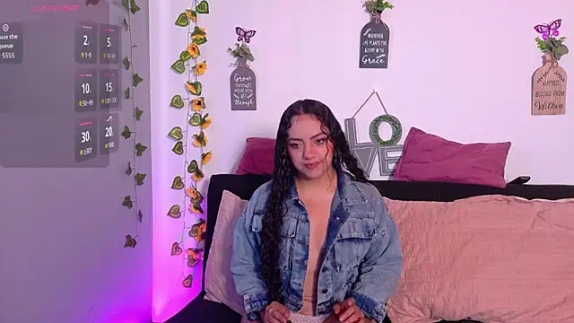 Snapshot of emiily_curly chatting on 04.27.26 emiily curly online show from 04.27.26