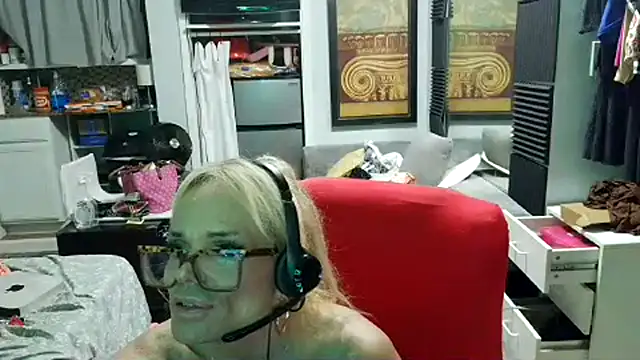 Snapshot of starandsky chatting on 06.27.26 starandsky online show from 06.27.26