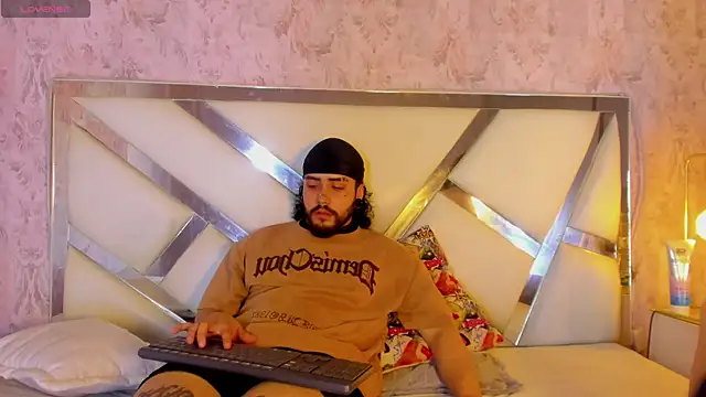 Snapshot of Benny_and_Mark chatting on 02.06.26 Benny and Mark online show from 02.06.26