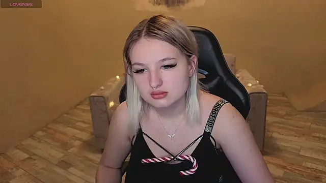 Snapshot of grase_neon chatting on 02.18.26 grase neon online show from 02.18.26