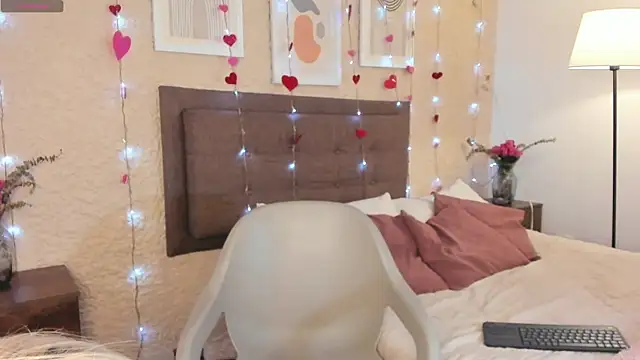 Snapshot of SalomeStorm_ chatting on 02.21.26 SalomeStorm online show from 02.21.26