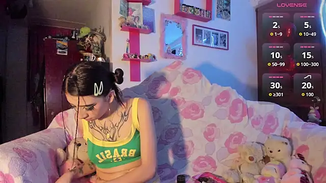 Snapshot of Rebecahart chatting on 02.15.26 Rebecahart online show from 02.15.26