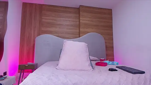 Snapshot of shaina_adams chatting on 02.14.26 shaina adams online show from 02.14.26