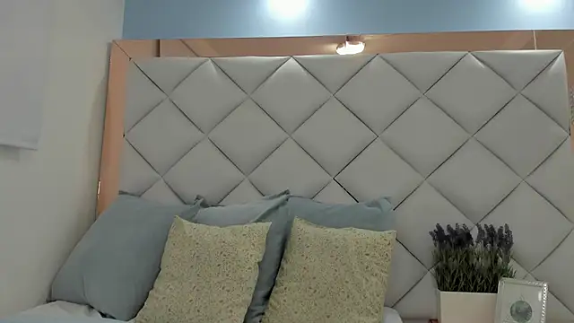 crystalstonee online show from 04.13.26