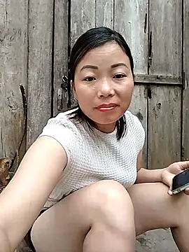 Snapshot of Ella-aa chatting on 05.18.26 Ella-aa online show from 05.18.26