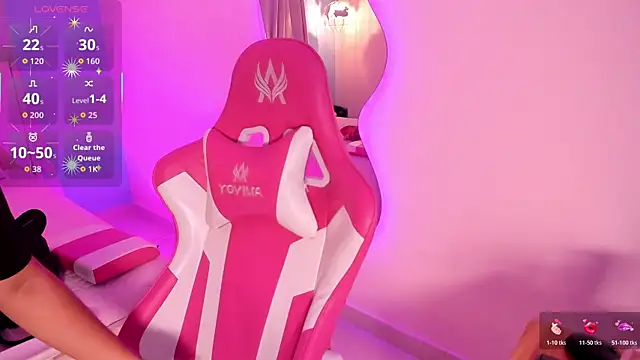 Snapshot of LOU_22_ chatting on 04.11.26 LOU 22 online show from 04.11.26