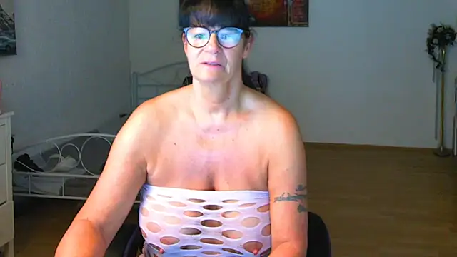 Snapshot of Sylly chatting on 06.03.26 Sylly online show from 06.03.26
