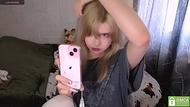 Snapshot of MoonlightGrace chatting on 04.17.26 MoonlightGrace online show from 04.17.26