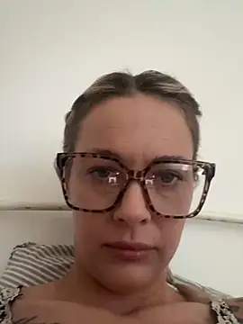 Snapshot of SophieSchmidt chatting on 02.17.26 SophieSchmidt online show from 02.17.26