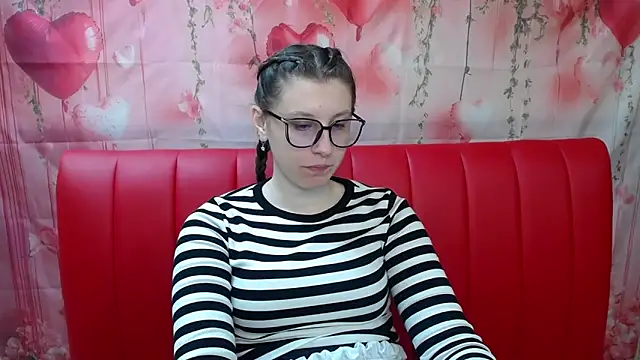 Snapshot of LilianaShine chatting on 04.28.26 LilianaShine online show from 04.28.26