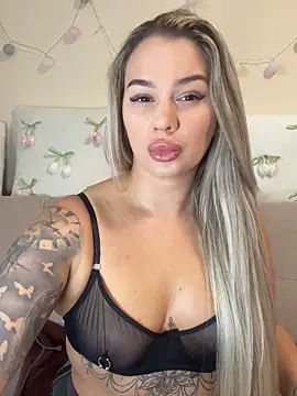 Snapshot of sexybatwomen33 chatting on 05.18.26 sexybatwomen33 online show from 05.18.26