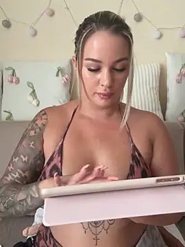 Snapshot of sexybatwomen33 chatting on 06.27.26 sexybatwomen33 online show from 06.27.26