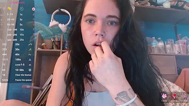 Snapshot of ahungkittykat chatting on 05.15.26 ahungkittykat online show from 05.15.26