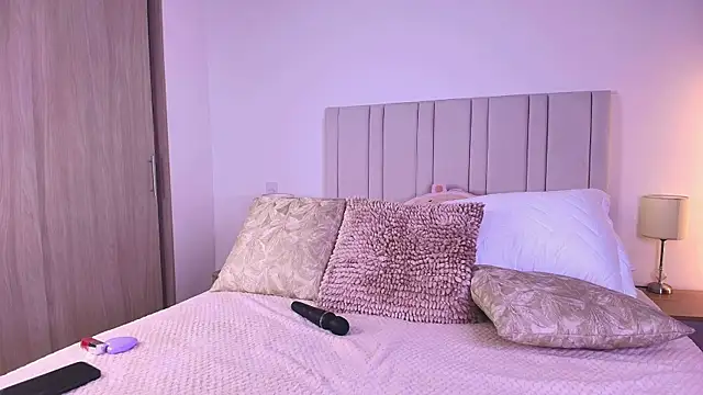 Anna-Lynn online show from 04.17.26