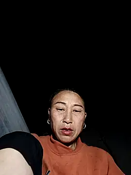 Snapshot of Ami-su chatting on 02.16.26 Ami-su online show from 02.16.26