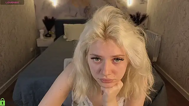 Snapshot of Kate_Krose chatting on 02.14.26 Kate Krose online show from 02.14.26