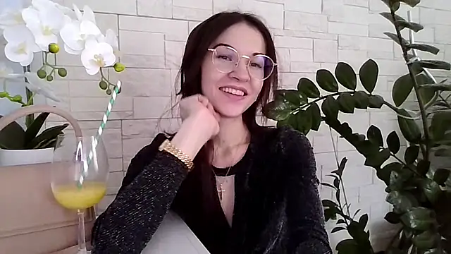 JuliaLovely online show from 02.19.26