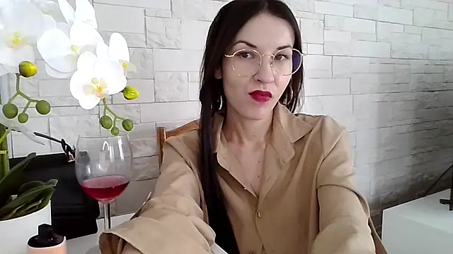 JuliaLovely online show from 04.10.26