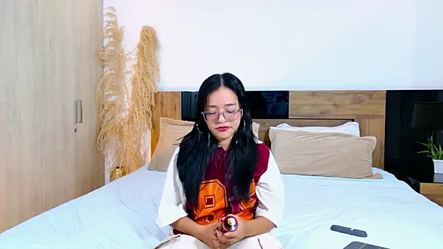 Snapshot of AntonellaBons chatting on 07.18.26 AntonellaBons online show from 07.18.26