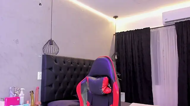 Snapshot of naomi__blair chatting on 07.17.26 naomi blair online show from 07.17.26