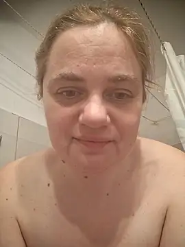 Snapshot of VitniKis chatting on 02.04.26 VitniKis online show from 02.04.26