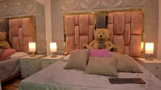 Snapshot of Paris_Velvet chatting on 02.24.26 Paris Velvet online show from 02.24.26