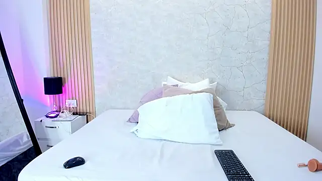 Snapshot of ViolettaRousee_ chatting on 05.23.26 ViolettaRousee online show from 05.23.26