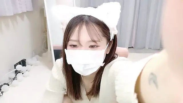 Snapshot of _MIYUnya chatting on 02.13.26 MIYUnya online show from 02.13.26