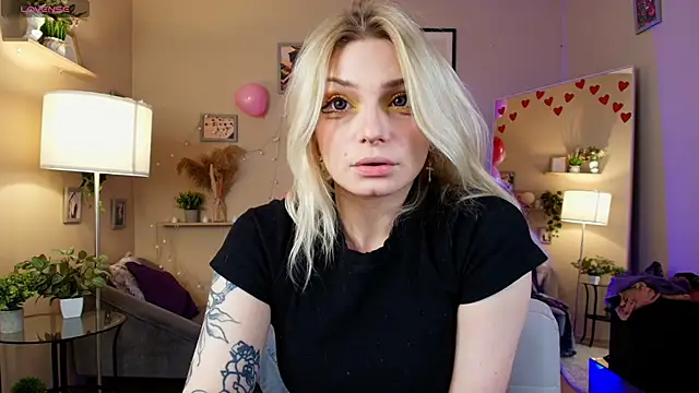 Snapshot of AvaSun chatting on 02.18.26 AvaSun online show from 02.18.26