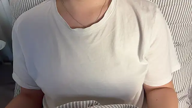 Snapshot of Lucyschickt chatting on 06.19.26 Lucyschickt online show from 06.19.26