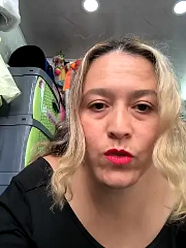 Snapshot of _luisaeliza_ chatting on 04.25.26 luisaeliza online show from 04.25.26