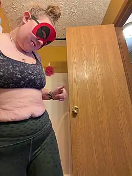 Snapshot of lickablelynn87 chatting on 02.07.26 lickablelynn87 online show from 02.07.26