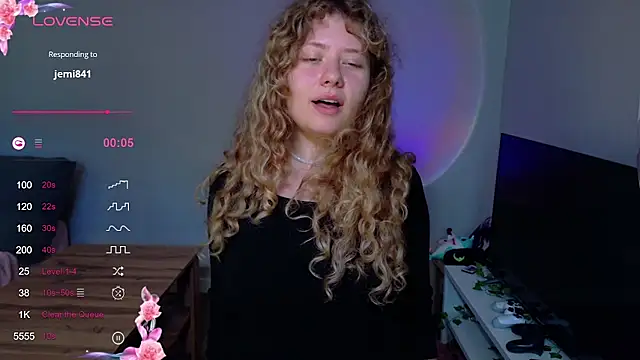 Snapshot of Milounee chatting on 06.30.26 Milounee online show from 06.30.26