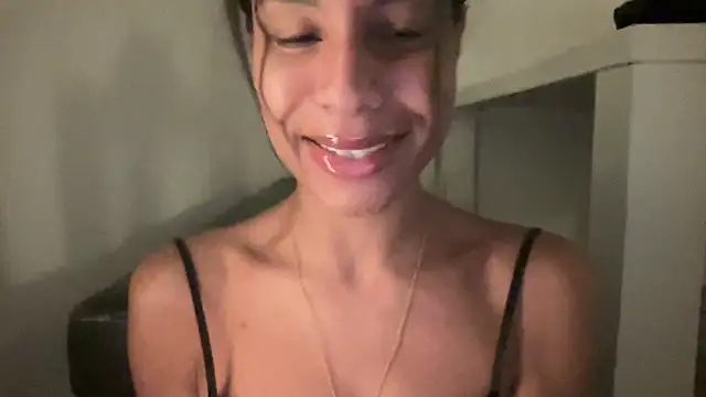 Snapshot of YaraEstelle chatting on 05.17.26 YaraEstelle online show from 05.17.26