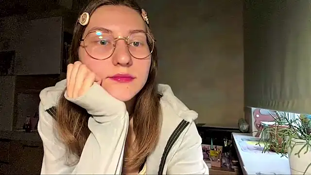 Snapshot of Miaaa_Moon chatting on 04.21.26 Miaaa Moon online show from 04.21.26