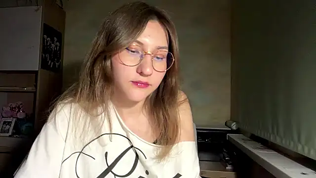 Snapshot of Miaaa_Moon chatting on 05.17.26 Miaaa Moon online show from 05.17.26