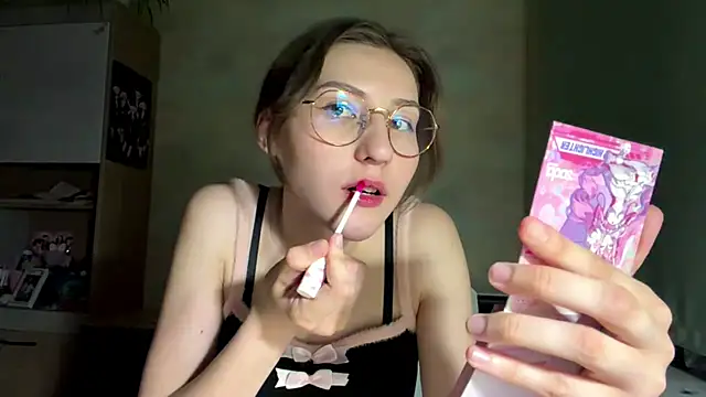 Snapshot of Miaaa_Moon chatting on 05.25.26 Miaaa Moon online show from 05.25.26