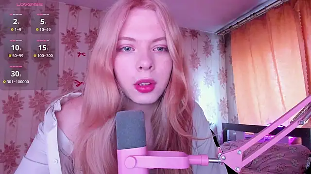 Snapshot of Cutie_Bambi chatting on 06.18.26 Cutie Bambi online show from 06.18.26