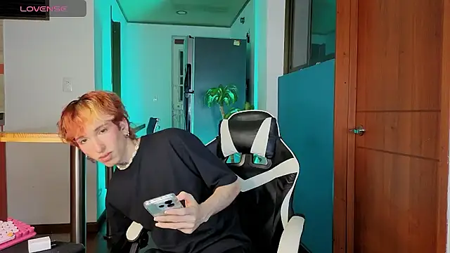 Snapshot of golden_twink_ chatting on 02.11.26 golden twink online show from 02.11.26