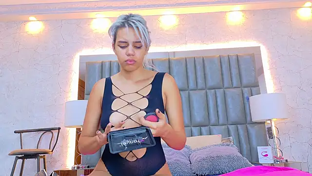 AlanaHouston online show from 04.17.26